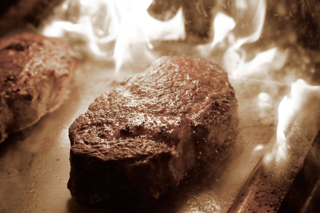 Grand Elysee Hamburg Hamburgo Exterior foto A steak being cooked