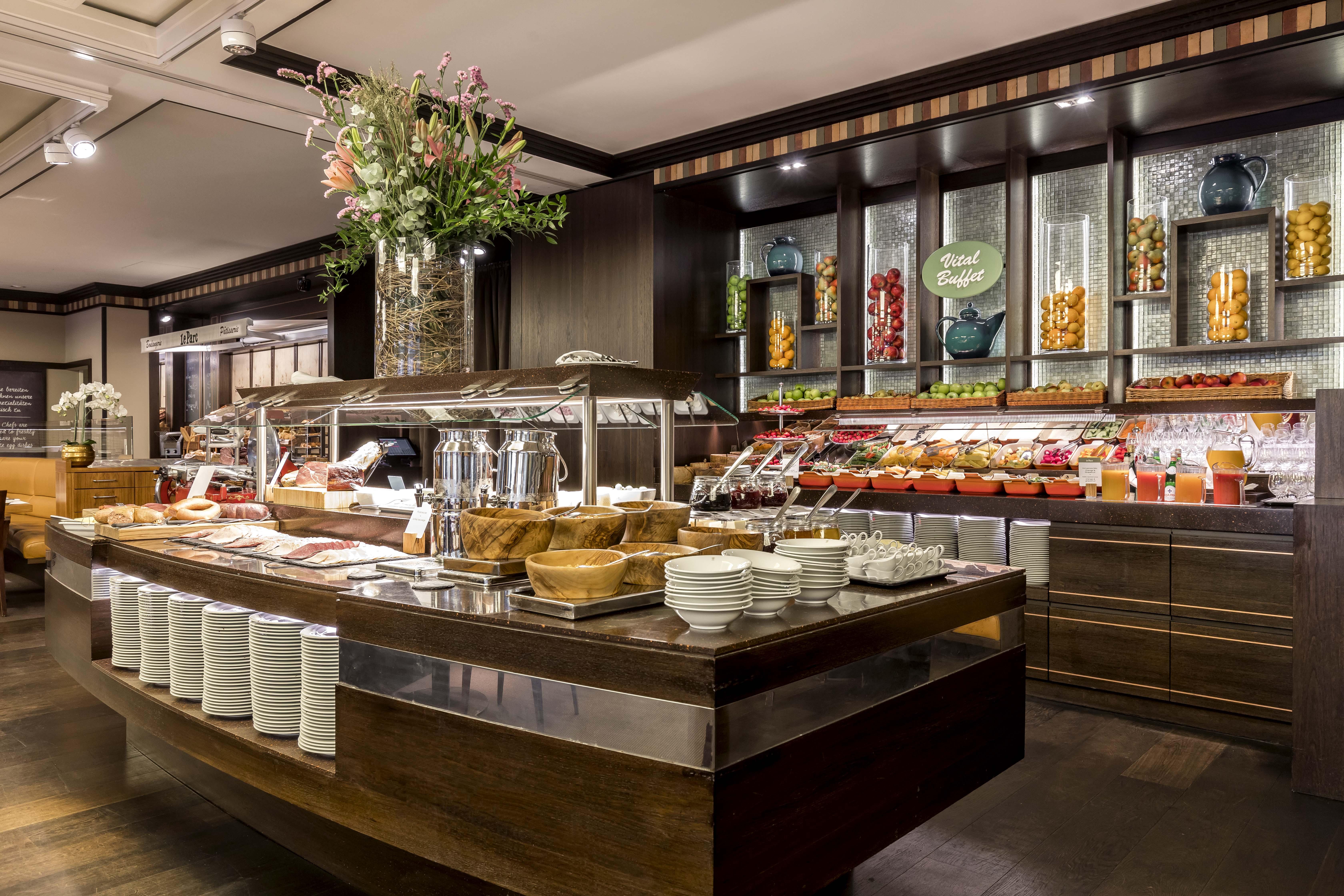 Grand Elysee Hamburg Hamburgo Exterior foto The buffet at the restaurant