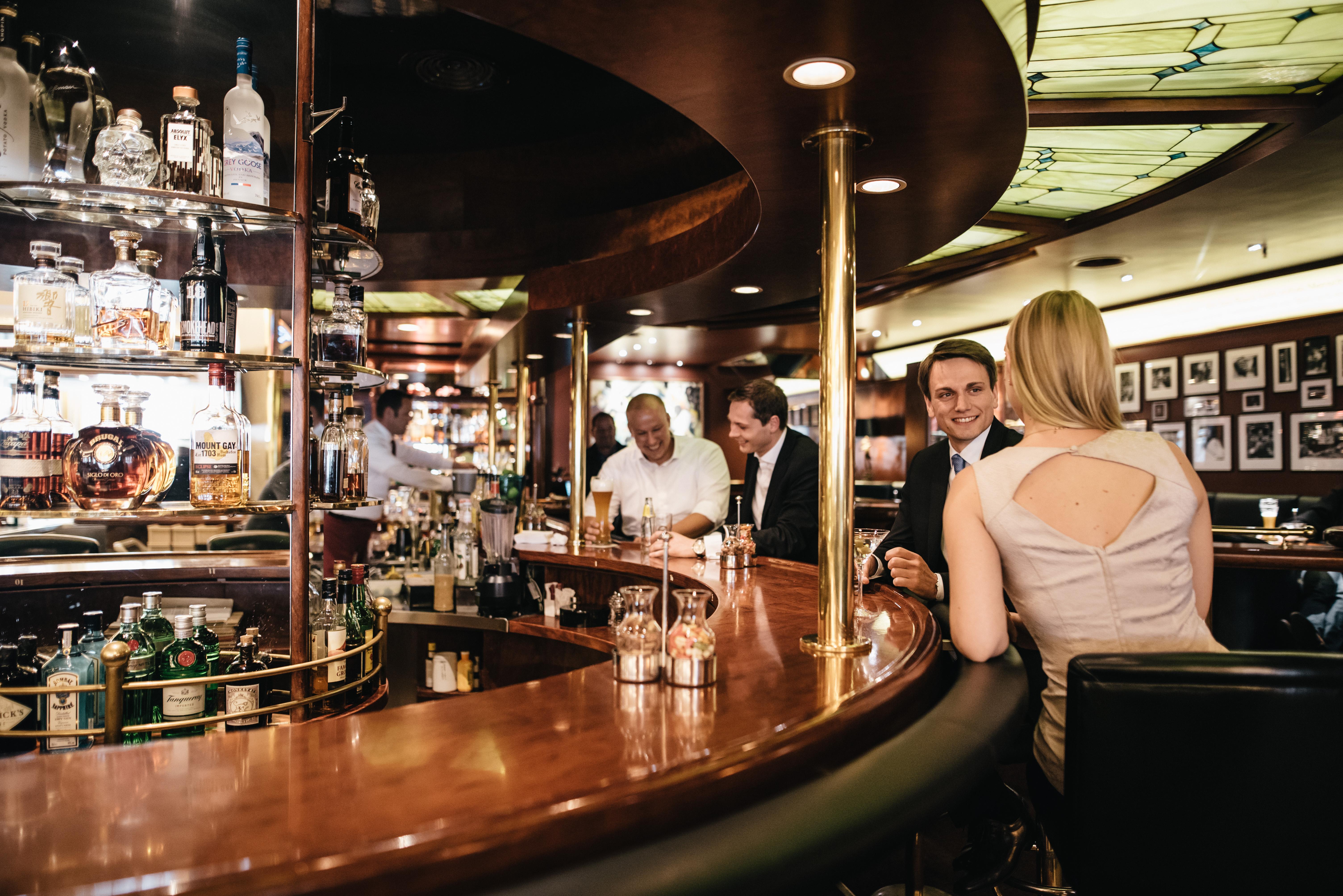 Grand Elysee Hamburg Hamburgo Exterior foto The bar at the American Bar