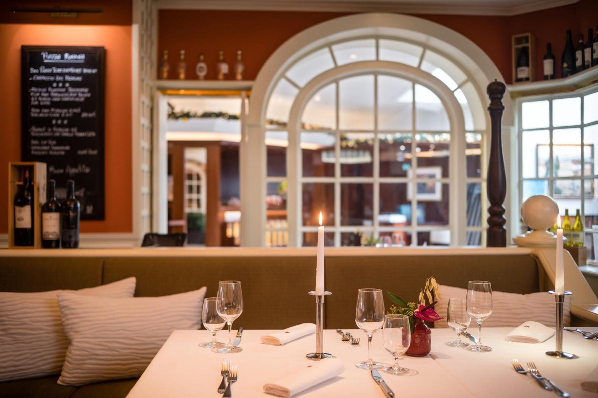 Grand Elysee Hamburg Hamburgo Exterior foto Restaurant AOC