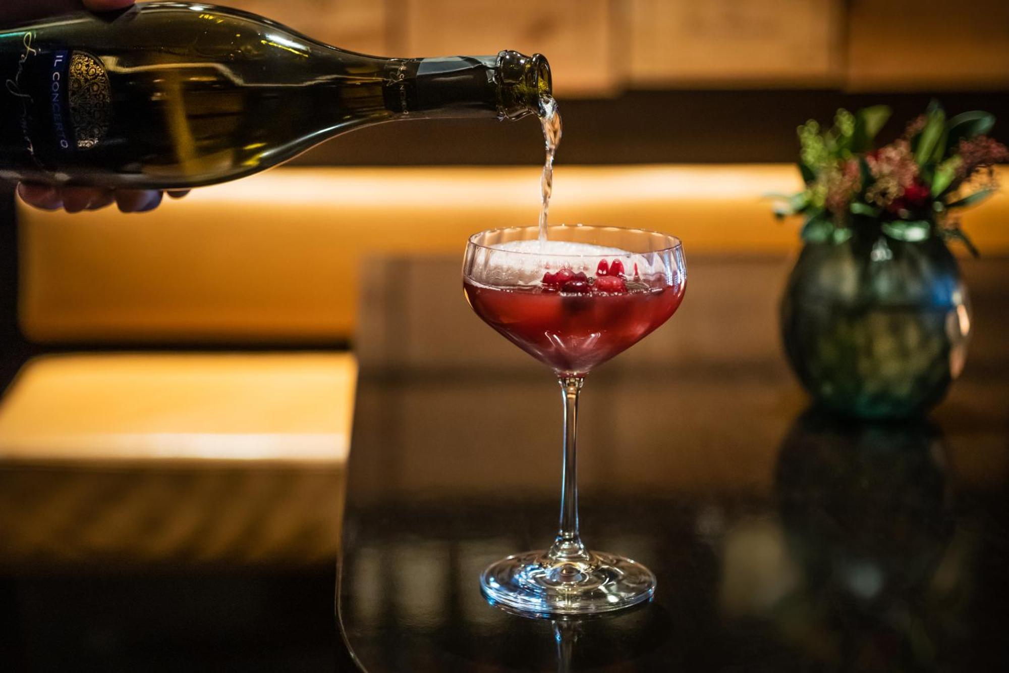 Grand Elysee Hamburg Hamburgo Exterior foto A Kir Royale being topped with Champagne