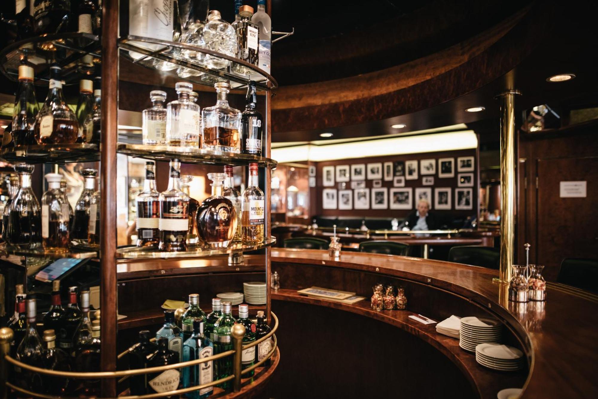 Grand Elysee Hamburg Hamburgo Exterior foto The bar at the Savoy