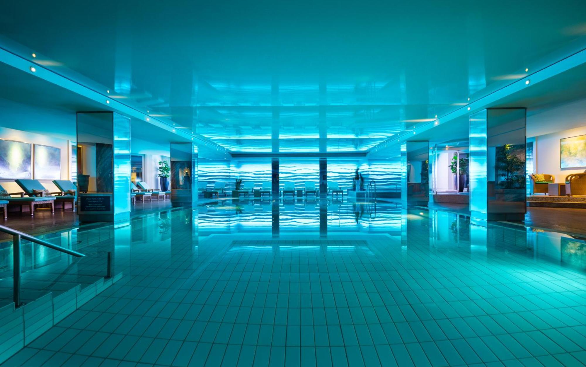 Grand Elysee Hamburg Hamburgo Exterior foto The lobby of the InterContinental London O2
