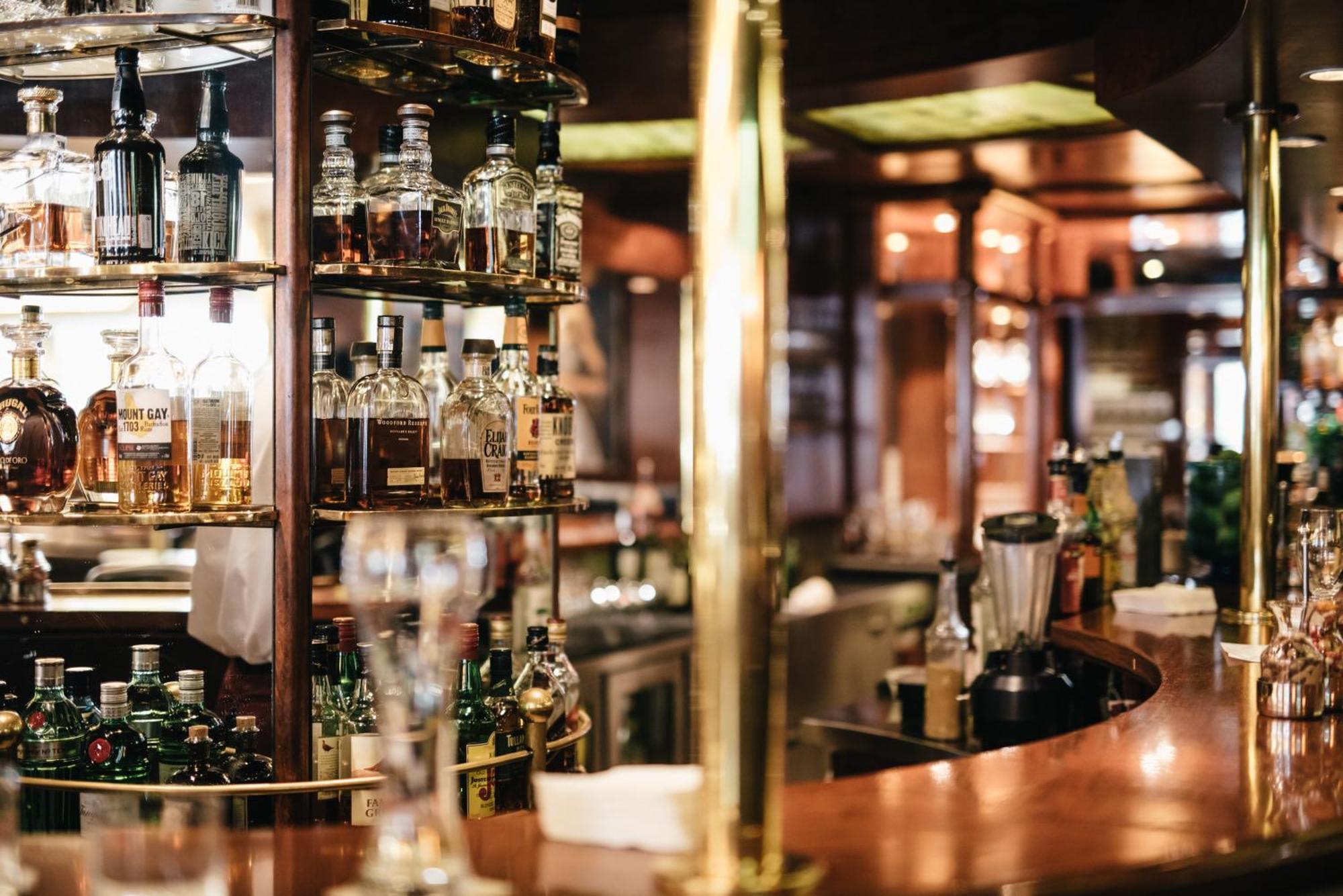 Grand Elysee Hamburg Hamburgo Exterior foto The bar at the Savoy