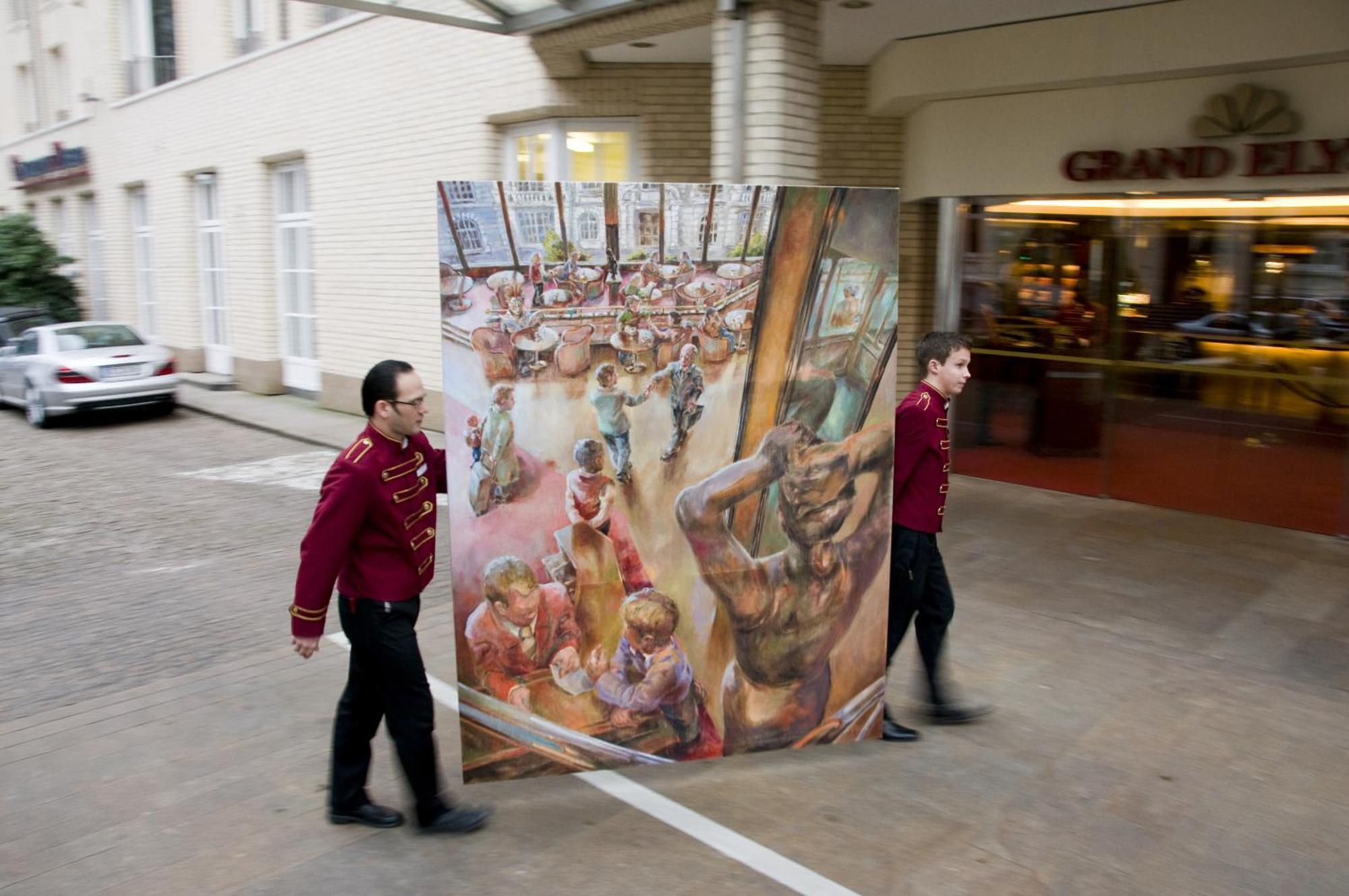 Grand Elysee Hamburg Hamburgo Exterior foto Two bellboys carrying a painting