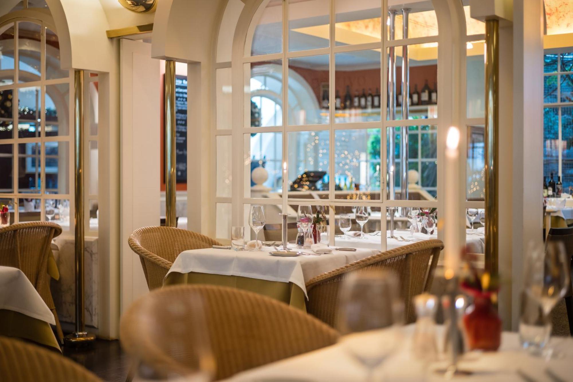 Grand Elysee Hamburg Hamburgo Exterior foto Restaurant
