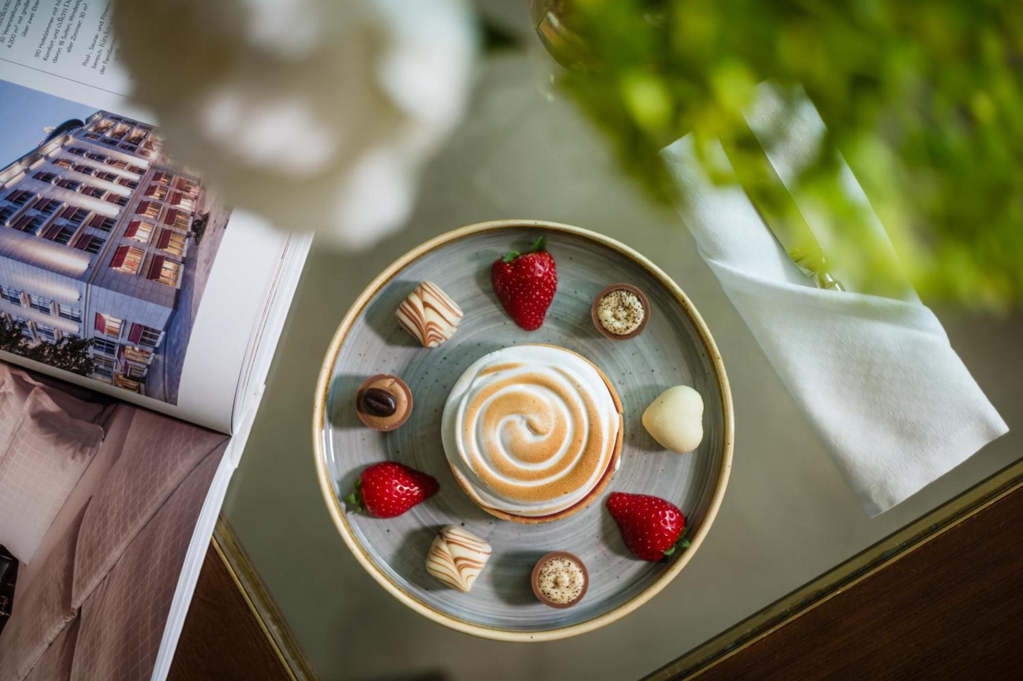 Grand Elysee Hamburg Hamburgo Exterior foto A coffee with a selection of petits fours