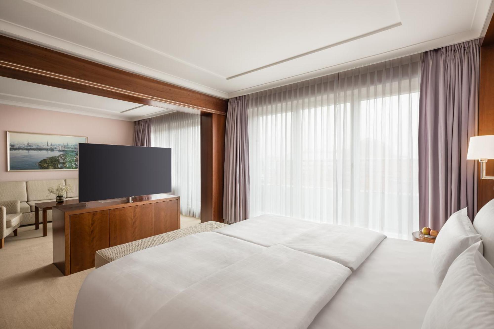 Grand Elysee Hamburg Hamburgo Exterior foto A bedroom at the hotel