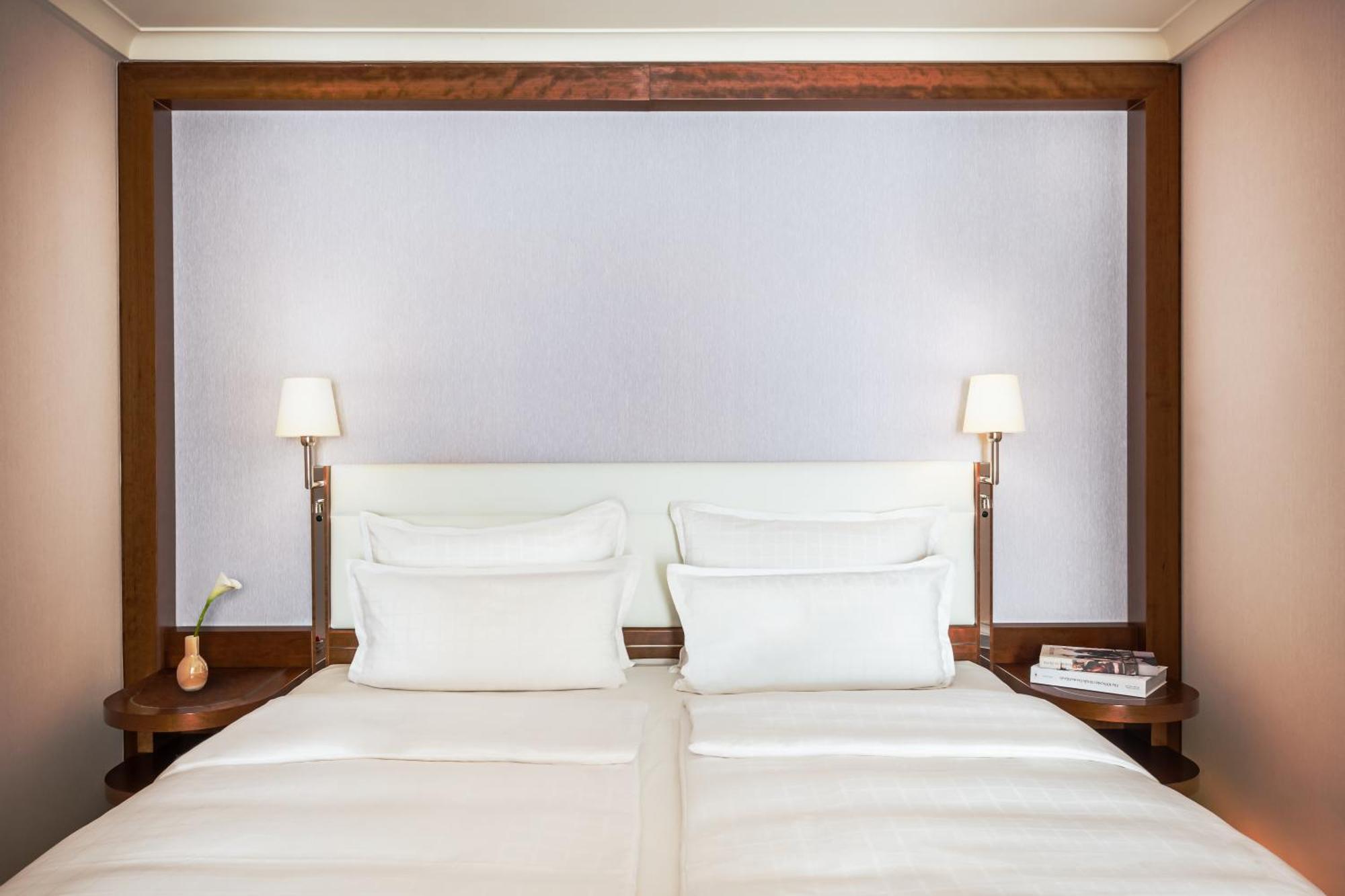 Grand Elysee Hamburg Hamburgo Exterior foto A bedroom at the hotel