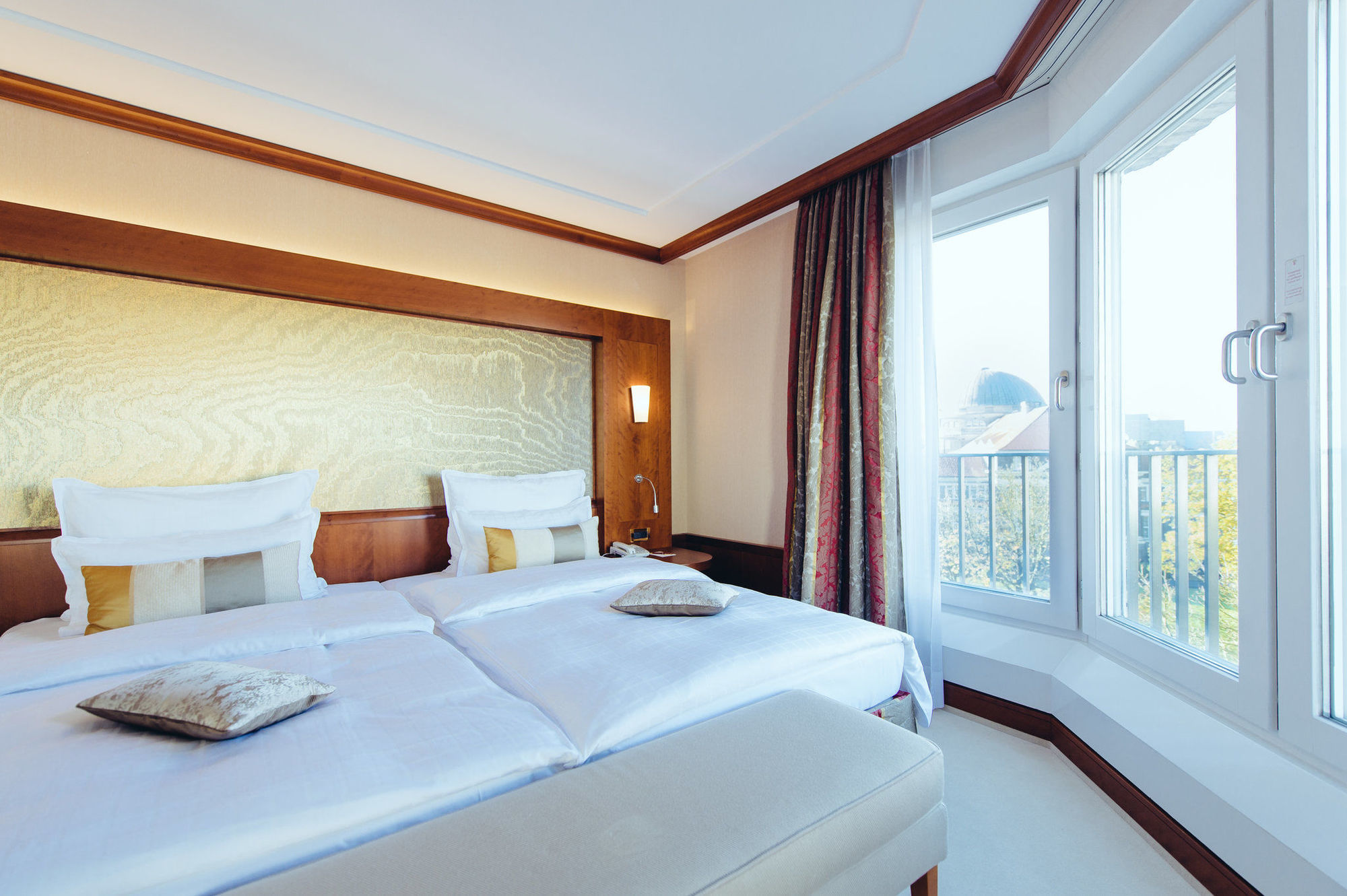 Grand Elysee Hamburg Hamburgo Exterior foto A typical room